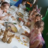 MALI ODKRYWCY  ŚNIADANIE WIELKANOCNE I ZAJĄCZEK (11)